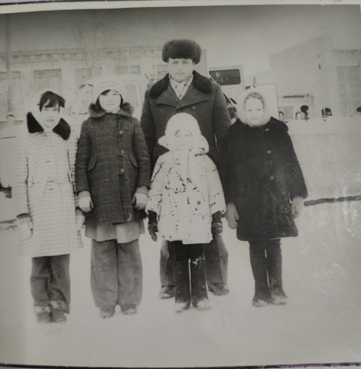 Я в белой шубке, сестра в черной, подруги сестры и мой папочка