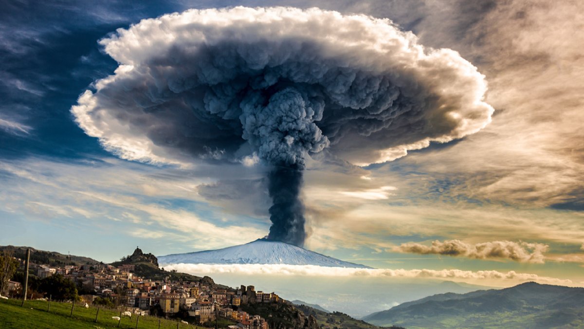 Впечатляющее зрелище? Это извержение вулкана Этна на Сицилии. Но оно совсем небольшое, как буря в стакане воды по сравнению с тем, что прогнозируют ученые. Фото: Фернандо Фамиани, 2016