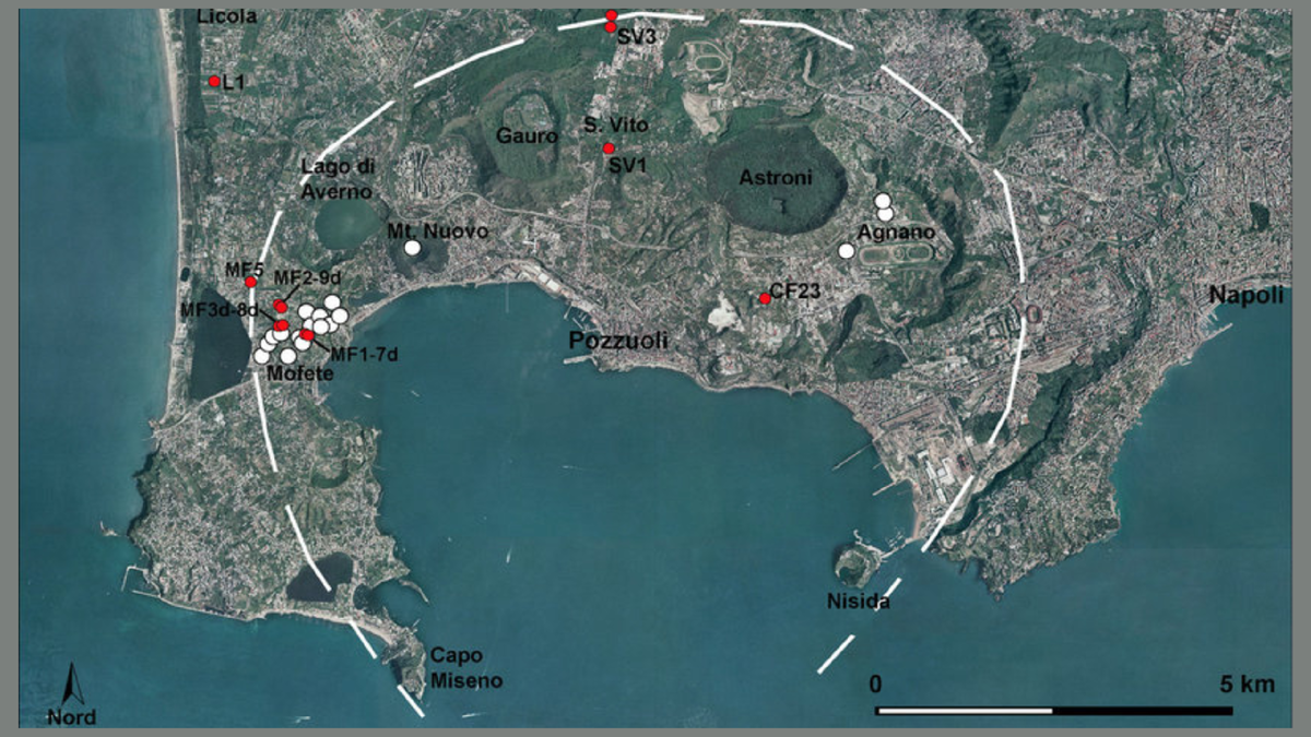 Кальдера Кампи Флегрей, пунктирная линия – это ее граница. Белые и красные точки – места бурения скважин для исследований. Источник: https://siriusmag.ru/