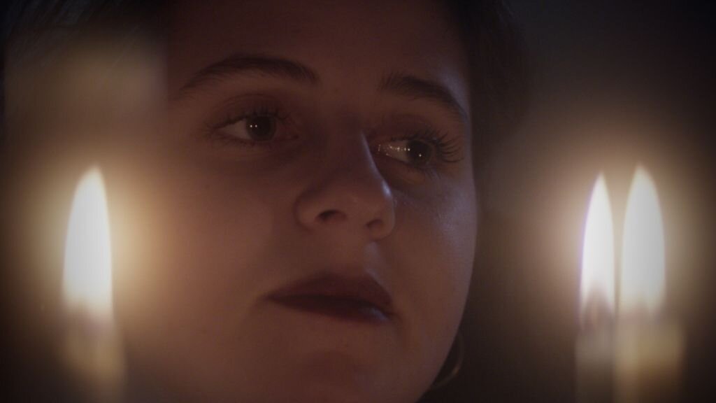 человек с красивой душой. девушка с книгой фэнтези. божественная природа. девушка с горящими глазами. тишина в голове.