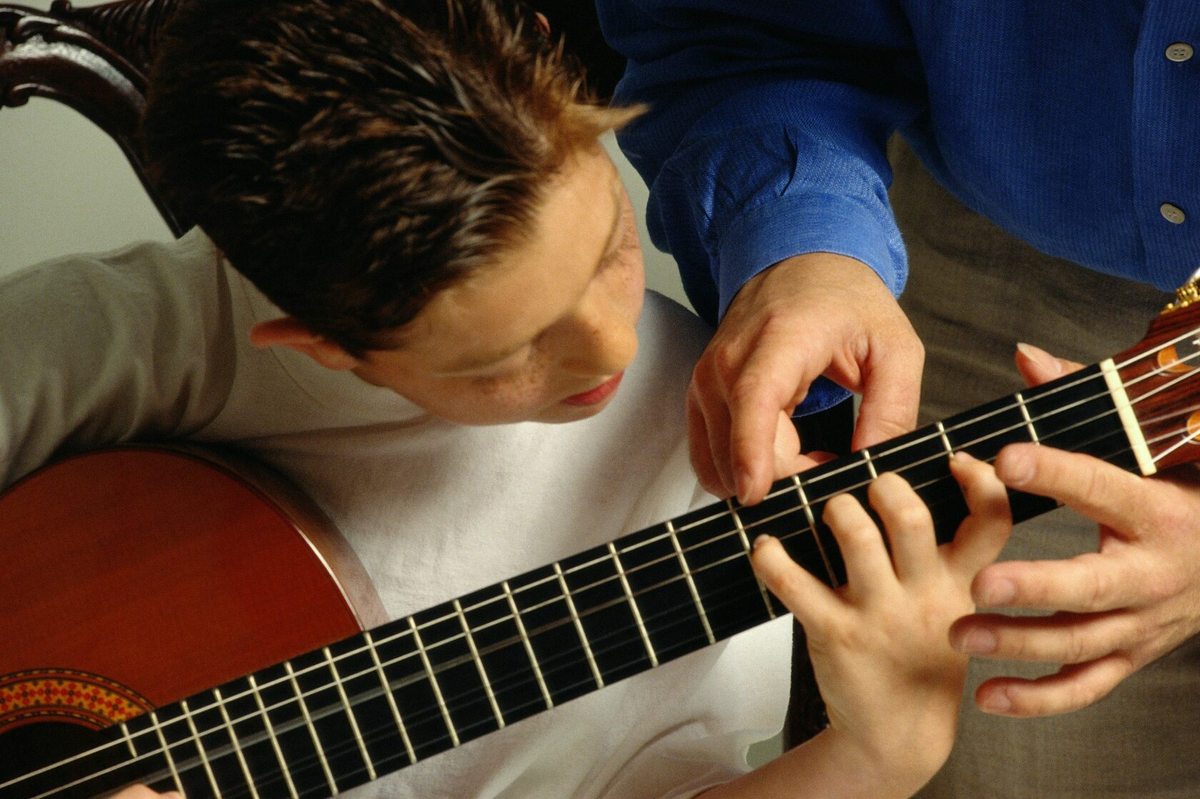 Музыка сыгранная на гитаре. Игра на гитаре. Уроки гитары. Уроки игры на гитаре. Курсы гитары.