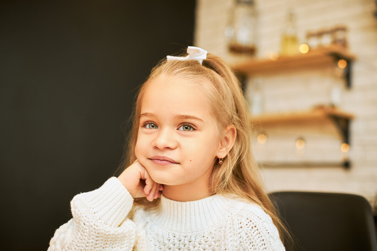 <a href="https://ru.freepik.com/free-photo/childhood-concept-indoor-image-of-beautiful-little-girl-with-long-hair-sitting-in-kitchen-with-garland-wearing-white-ribbon-and-knitted-sweater-holding-hand-under-her-chin-smiling_11891232.htm#page=3&query=%D0%B4%D0%B5%D0%B2%D0%BE%D1%87%D0%BA%D0%B0%206%20%D0%BB%D0%B5%D1%82&position=35&from_view=search&track=ais&uuid=cbdee97e-4a21-42f2-b629-16abf8cc9eda">Изображение от karlyukav</a> на Freepik