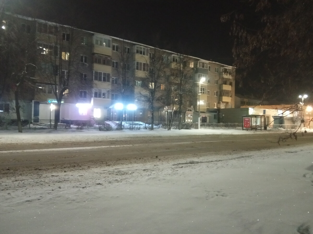 К вечеру автомобили успели сделать белоснежный покров более темным - классика жанра.