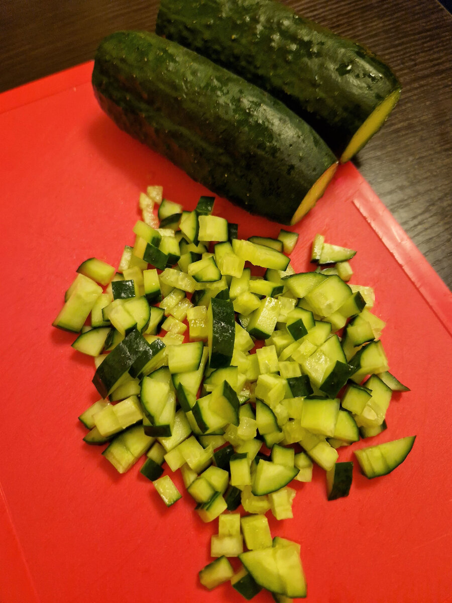 Огурцы нарезать кубиком.