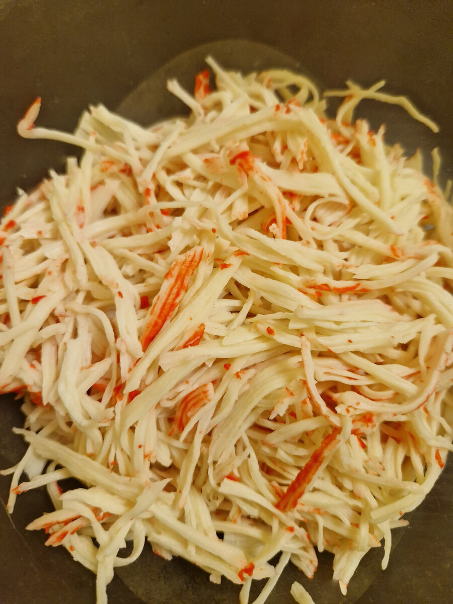 Распустить крабовые палочки на волокна.