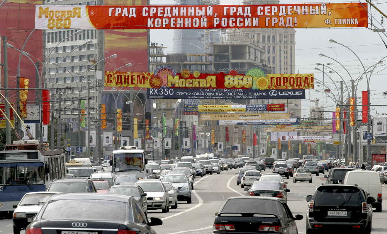 Новый Арбат в 2007 году. Две перетяжки посвящены празднованию Дня города. Остальное - обычная реклама. Фото М. Шеметова, из группы "Moscow XXI", www.vk.com.