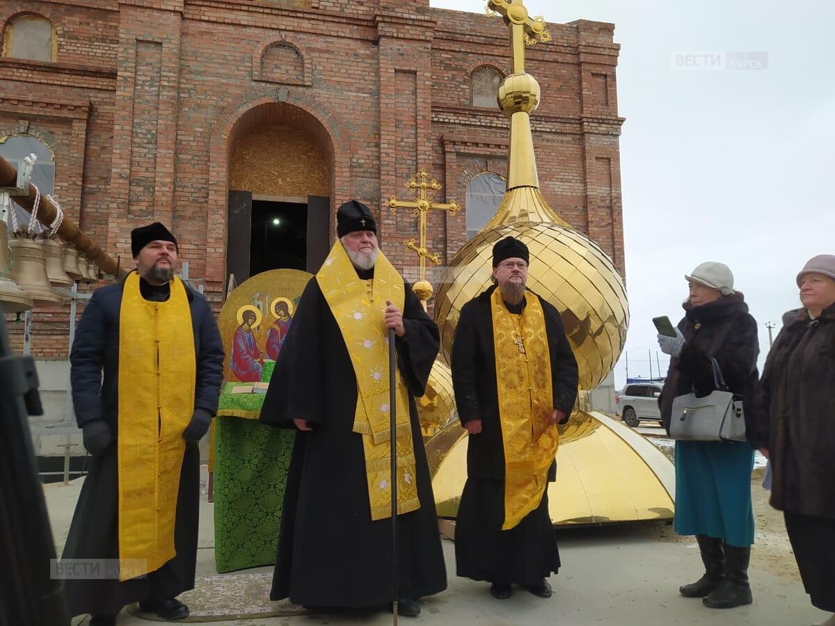    Митрополит Курский и Рыльский Герман освятил кресты и колокола Троицкого храма в Курчатове