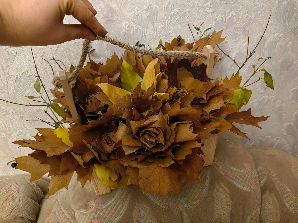 Показываю свой очень очень красивый букет из листьев которые упали с деревьев