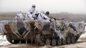    December 3, 2018 - Chernihiv Region, Ukraine - Servicemen in snow camouflage ride on top of a military vehicle across a snow-drifted terrain during tactical brigade live fire drills at the training area of the Pivnich (North) Operational Command of the Army of the Ukrainian Armed Forces, Honcharivske urban-type settlement, Chernihiv Region, northern Ukraine, December 3, 2018. Ukrinform. (Credit Image: © Pavlo_bagmut/Ukrinform via ZUMA Wire) Даниил Кугушев