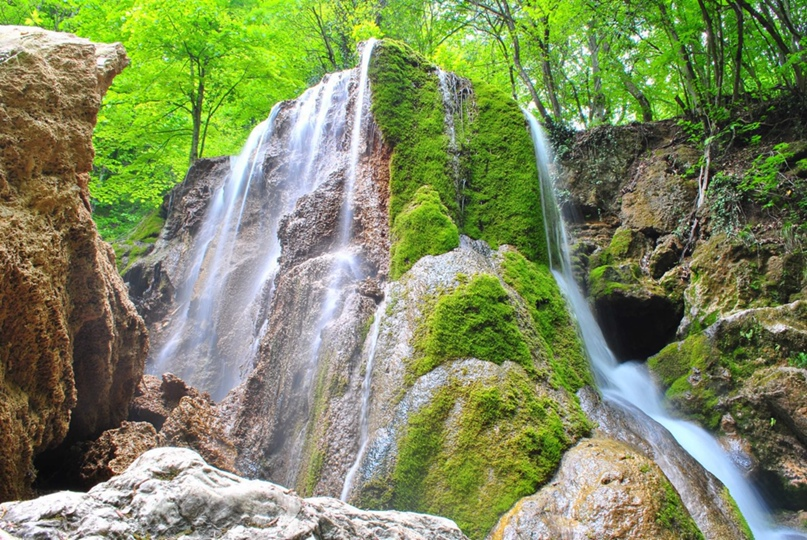 Большой каньон крыма и водопад серебряные струи. Водопад серебряные струи Севастополь. Суаткан водопад Крым. Водопад серебряные струи обвалился. Струи водопада.