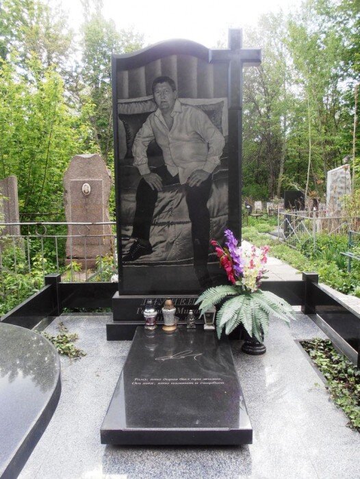 Авторитеты 90 х фото Кажется, мы стали забывать, как выглядят могилы крутых "братков" из 90-х. Сергей