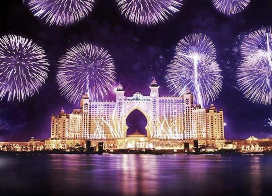 Новый дубай. Декабрь оаэ море. Отель атлантис дубай объединённые арабские эмираты. Абу даби туристы. Новый год в арабских эмиратах.