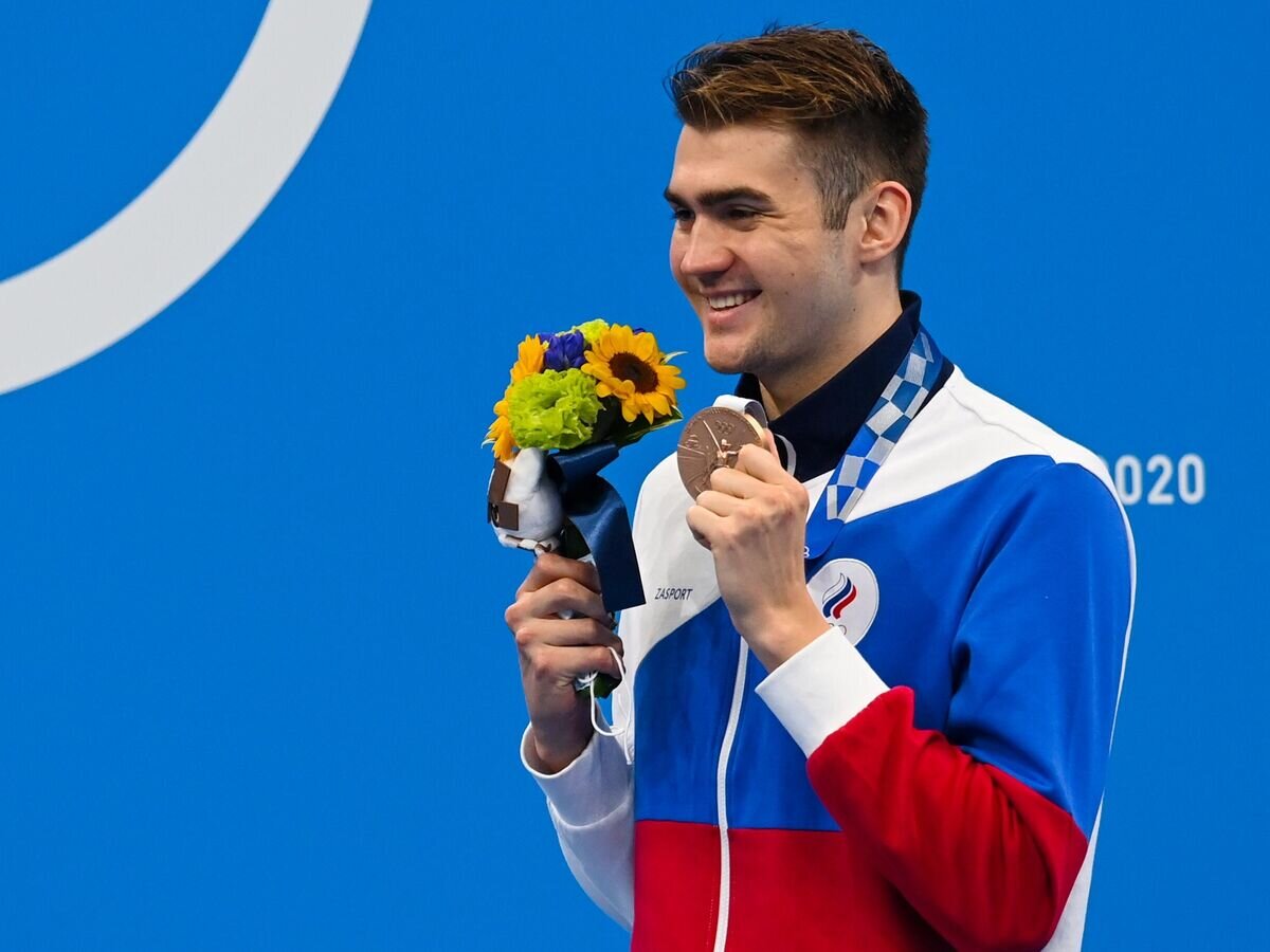    Российский спортсмен, член сборной России (команда ОКР) Климент Колесников, завоевавший бронзовую медаль в соревнованиях по плаванию на 100 метров вольным стилем среди мужчин на XXXII летних Олимпийских играх в Токио, на церемонии награждения.© РИА Новости / Григорий Сысоев