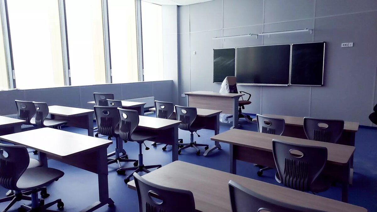     Из-за продолжительного снегопада в Удмуртии приостановили учебный процесс в 153 школах.