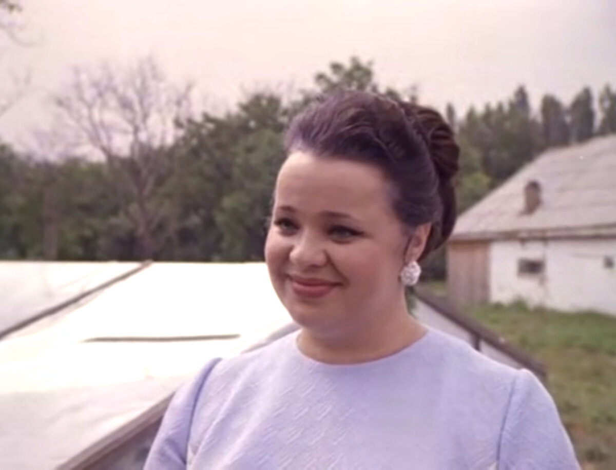 Кадр из кинофильма "Нейлон 100%", 1973 г., режиссер Владимир Басов, сценаристы Самуил Шатров, Владимир Басов, композитор Моисей Вайнберг (скриншот)