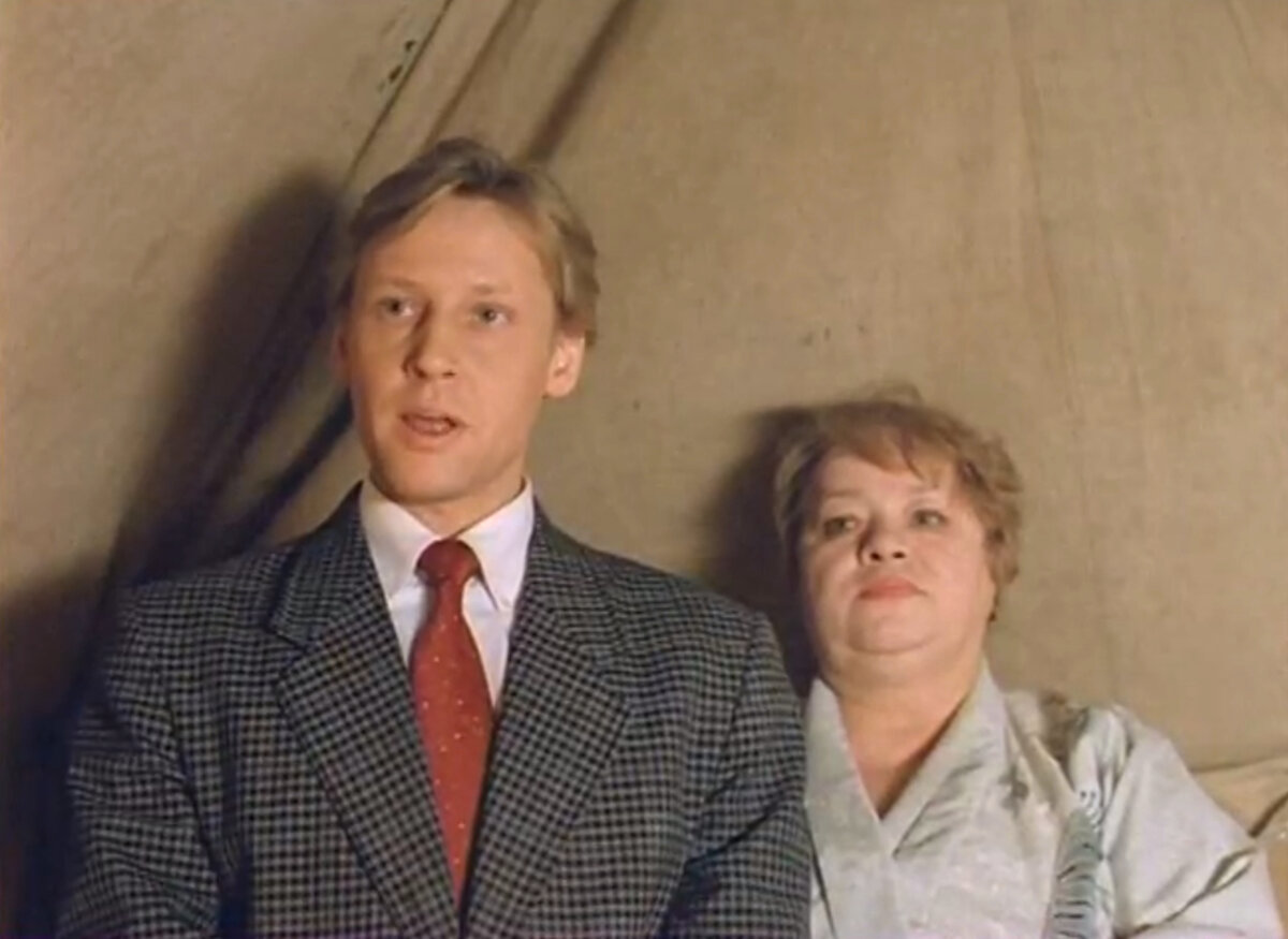 Кадр из кинофильма "На Дерибасовской хорошая погода, или На Брайтон-Бич опять идут дожди", 1992 г., режиссер Леонид Гайдай, сценаристы Аркадий Инин, Леонид Гайдай, Юрий Волович, композиторы Виктор Бабушкин, Александр Зацепин (скриншот)