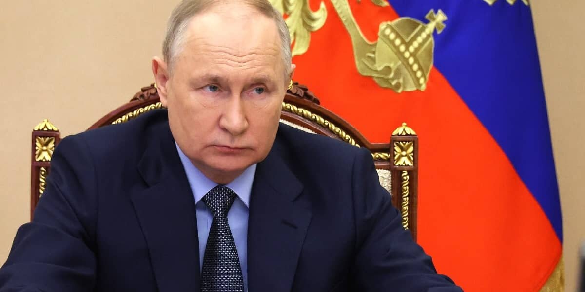 Фото: с сайта Кремля (http://static.kremlin.ru/media/events/photos/big2x/Vqx9AiQrTeAAT93vKm48pZBu4xNkqtAv.jpg)