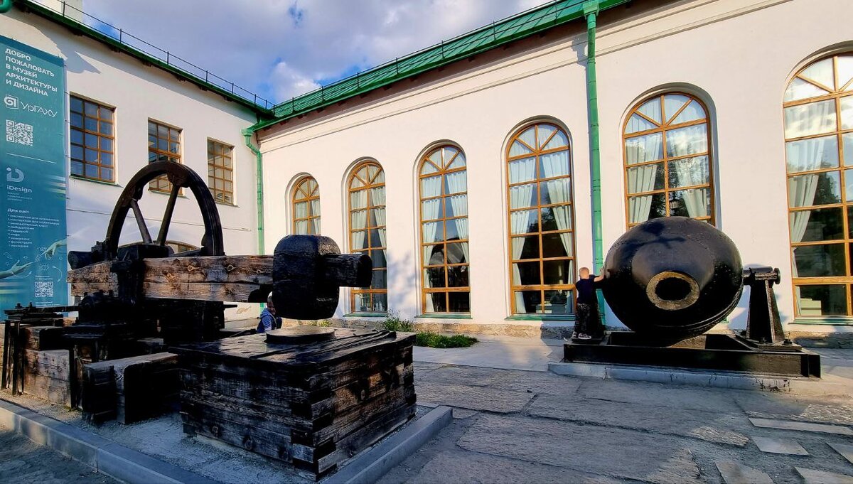 Екатеринбург. Исторический сквер. Музей Архитектуры и дизайна. Фото: Марина Чеботаева