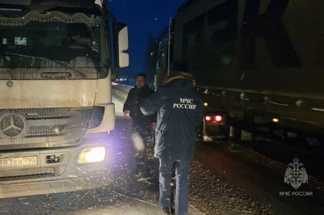    В пробки застряли большегрузы и автобусы. Фото: ГУ МЧС России по Пензенской области