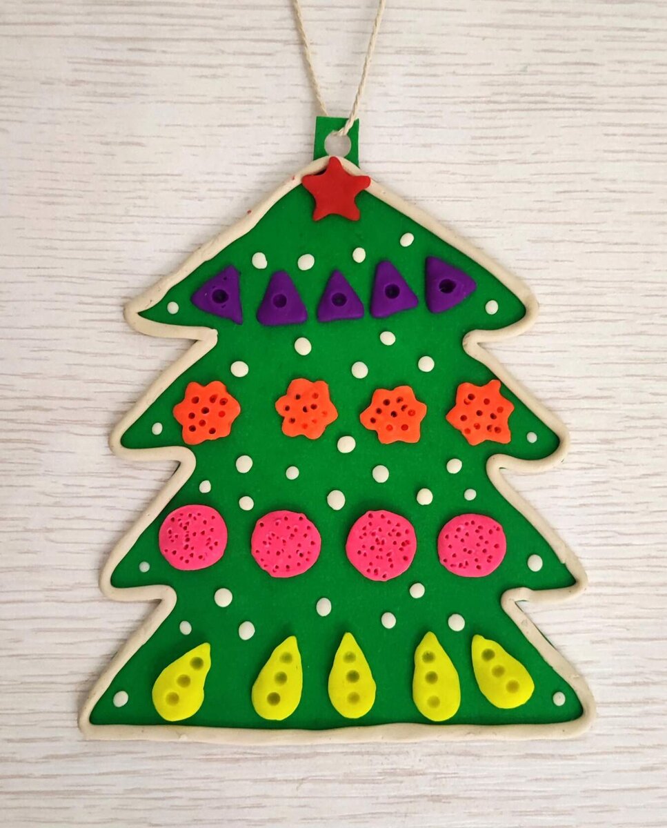 Готовый вариант аппликации- подвески Ёлочки из пластилина на цветном картоне.
