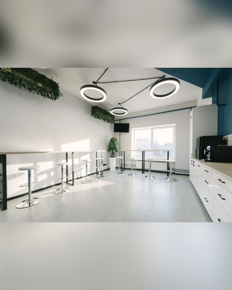 Фото офиса в коворкинге Москвы. Как вам стиль и исполнение? 