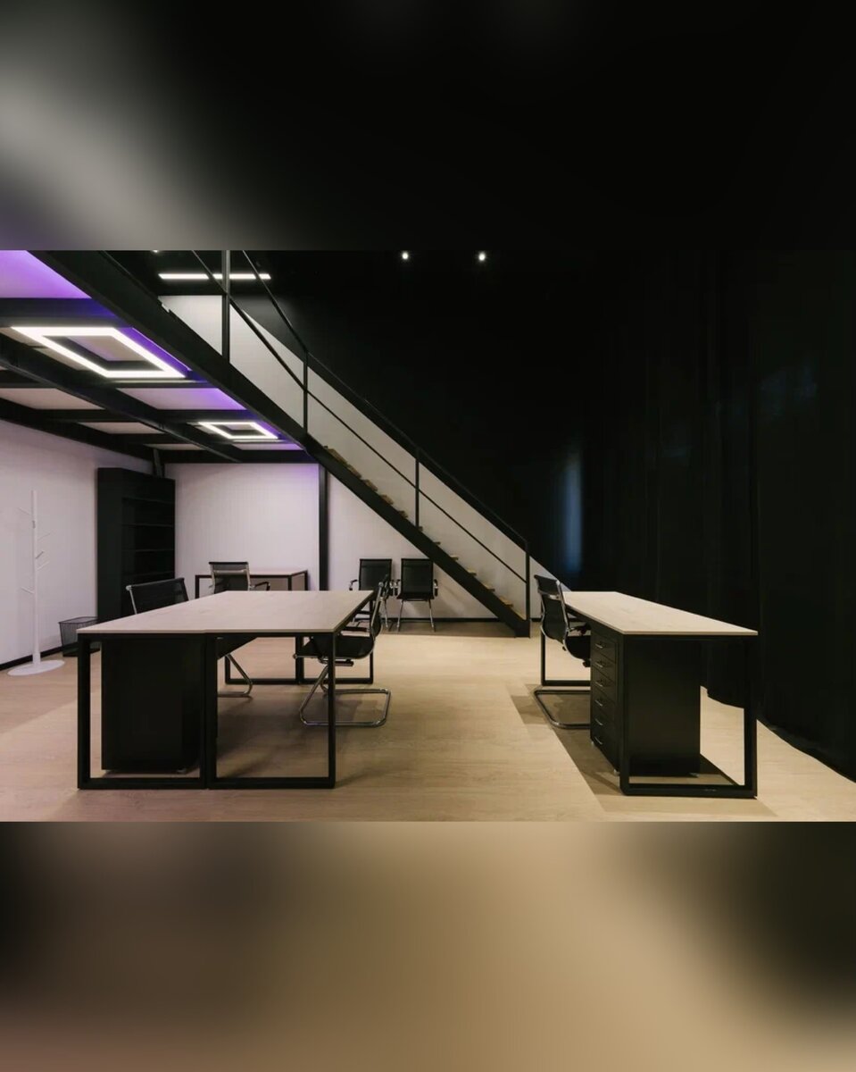 Есть двухэтажный коворкинг 