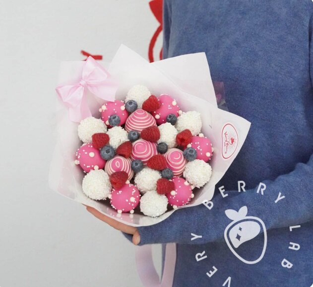 Букет с ягодами и шоколадом «Дыхание любви» (Интернет-магазин Very Berry)