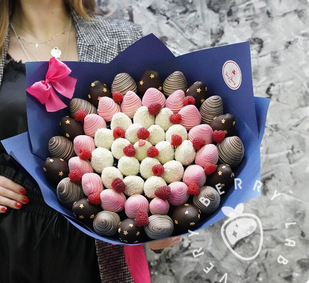 Букет из клубники и шоколада «4 шоколада» (интернет-магазин Very Berry)