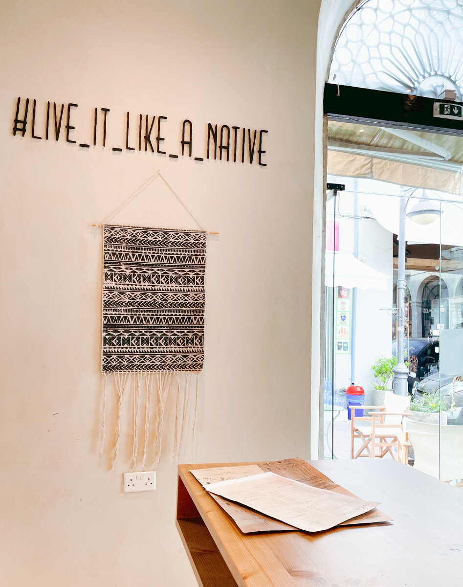 Фото из кафе Natives в городе Лимасол, Кипр. Внимательный читатель также заметит местные розетки.