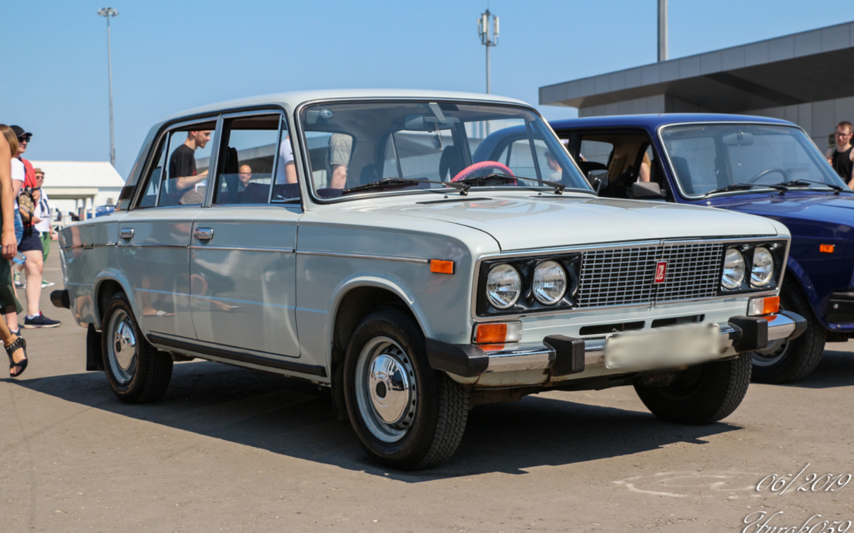 ВАЗ-2103, предшественница "Шестерки", ушла с конвейера ещё в 1984-м. На ВАЗовском конвейере ВАЗ-2106 продержалась всего на 10 лет дольше, и уже в 1994 году производство данной модели полностью перенесли на ИЖмаш, где она собиралась до 1998 года.