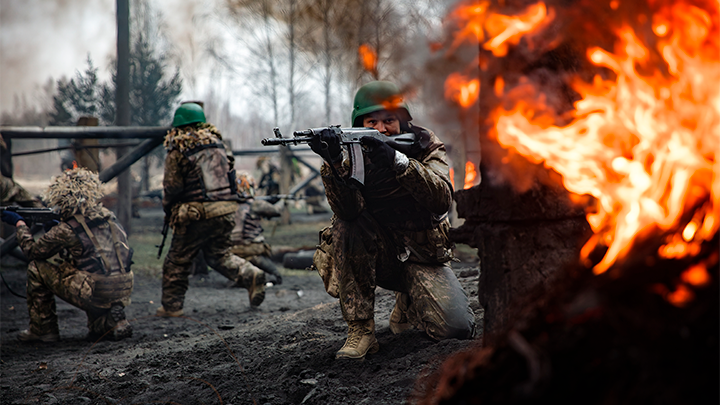 УКРАИНСКИЕ ВОЕННЫЕ БУКВАЛЬНО ЗУБАМИ ВГРЫЗАЮТСЯ В СВОИ ПОЗИЦИИ И НЕСМОТРЯ НА ПОСТОЯННЫЕ УДАРЫ И ОГРОМНЫЕ ПОТЕРИ, ИХ НЕ ПОКИДАЮТ. ФОТО: DMYTRO LARIN/SHUTTERSTOCK
