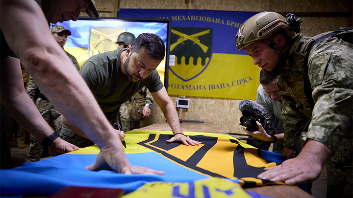 ПОРАЖЕНИЕ В КОНФЛИКТЕ НЕИЗБЕЖНО. УКРАИНА НЕ СМОЖЕТ ИЗБЕЖАТЬ ЭТОГО. САМОЕ ВРЕМЯ ПРОДУМАТЬ ПЛАН ОТСТУПЛЕНИЯ. ФОТО: POOL /UKRAINIAN PRESIDENTIA