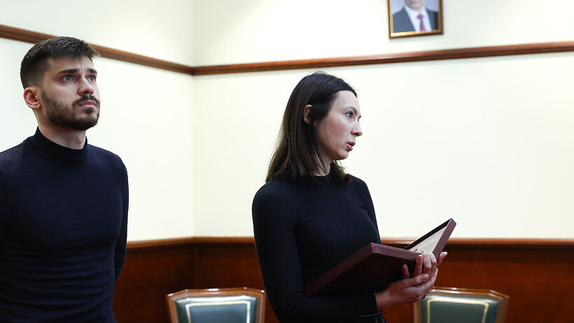    Передача награды семье Дмитрия Жарикова © Антон Чернов, «Подмосковье Сегодня»