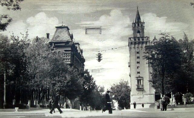 Краеведческий музей слева и Дом книги справа. 1960 год