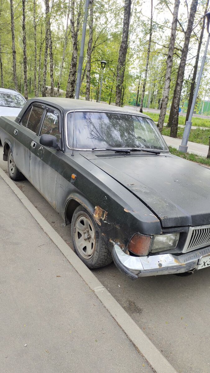 Куплена была ровно за 50 тысяч в таком вот состоянии: битая, без тормозов и со стеклом на водительском сидении. Но у неё было всё, что требуется от волги: целый кузов, дно без гнили и даже настроенный карбуляхтер.