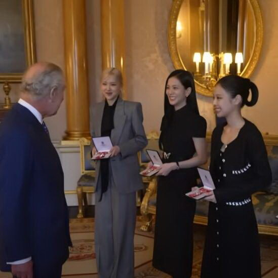     Карл III наградил Blackpink орденами Британской империи