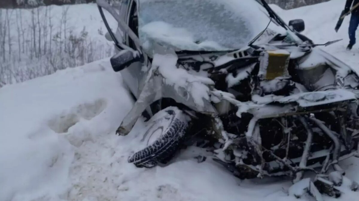     Утром 23 ноября на дороге Ижевск — Сарапул произошло столкновение «Лады Калина» и минивэна. Серьезные травмы получила водитель одного из автомобилей.