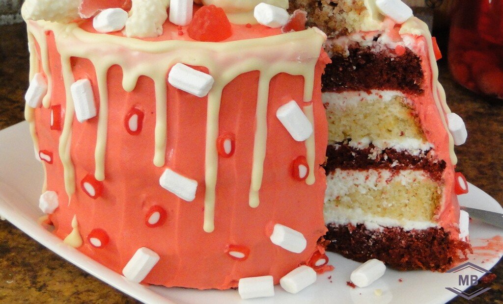 Лимонный бисквит гармонирует с растопленным белым шоколадом