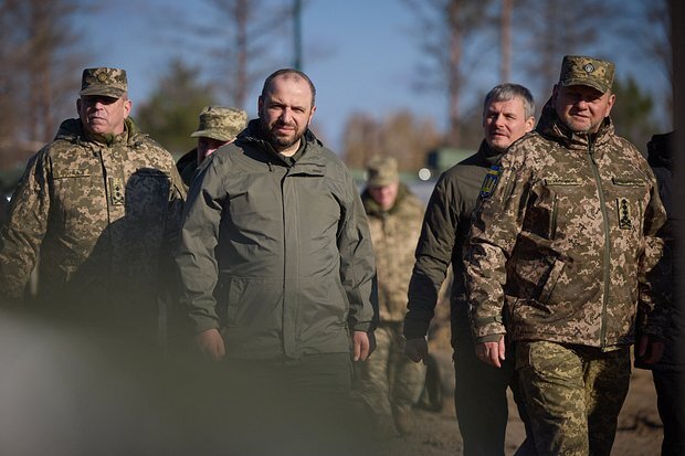    Главнокомандующий Вооруженными силами Украины Валерий Залужный и министр обороны Рустем Умеров посещают артиллерийский учебный центр в неустановленном месте на Украине 3 ноября 2023 года. Фото: Ukrainian Presidential Press Service / Handout / Reuters