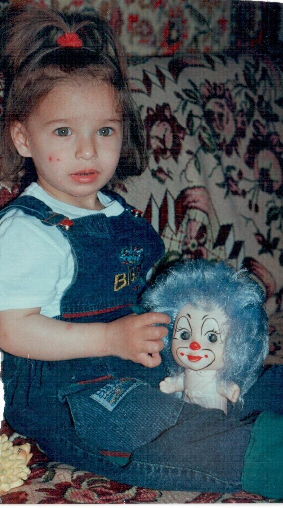 Это я маленькая. У вас тоже была в детстве страшная кукла?)