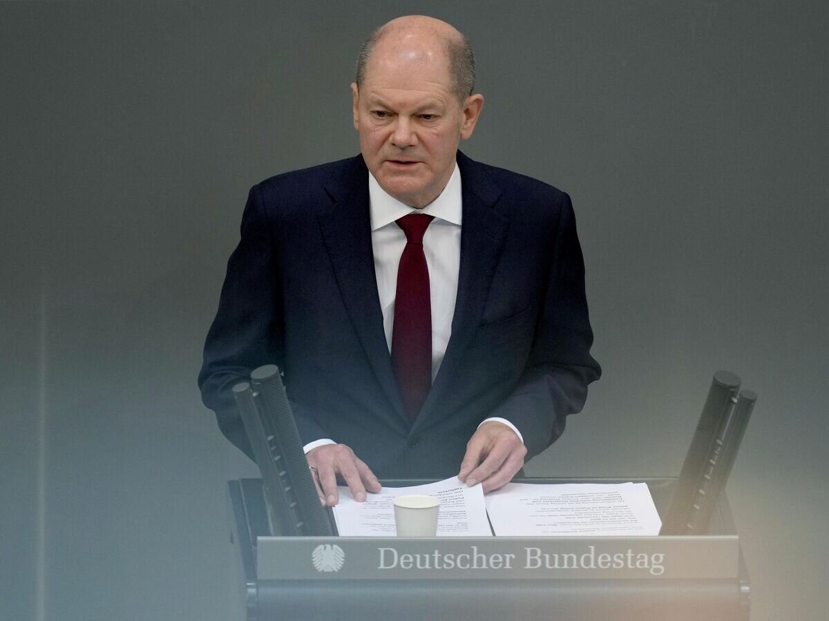    Канцлер Германии Олаф Шольц выступает на заседании Бундестага© AP Photo / Michael Sohn