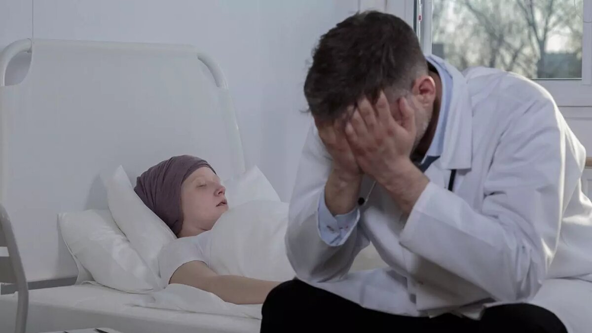     Сразу несколько лекарств от онкозаболеваний могут стать в ближайшее время не доступными для пациентов и клиник. 2 зарубежных препарата от рака — «Абраксан» и «Пикрэй» исключат из ОМС. Это значит, что регионам придется приобретать их за свой счет. Смогут ли теперь лечить рак в регионах?