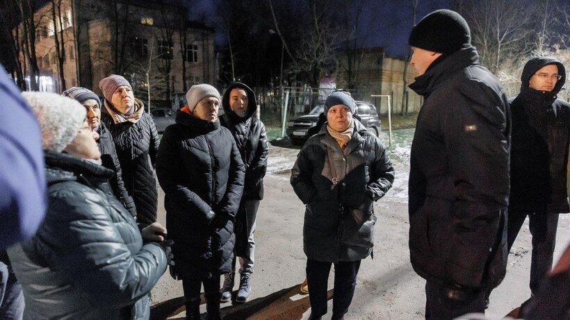    Глава городского округа Ступино Сергей Мужальских на встрече с жителями домов №16 и №18 по улице Ленинградской © Пресс-служба администрации г.о. Ступино