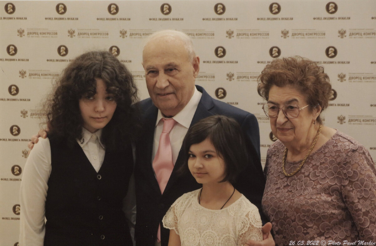 В.Е. Эльбек с супругой Ниной Григорьевной и внучками