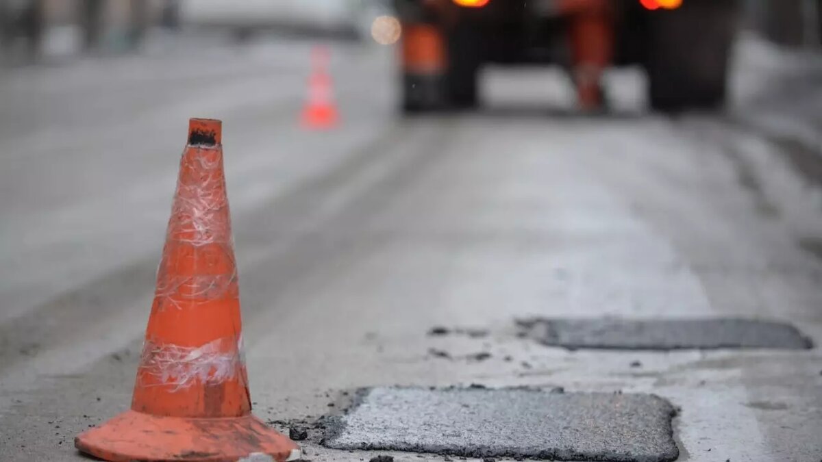     Жителей Бора возмутила укладка асфальта в снег на улице Липовой. Ситуацию прокомментировали в мэрии города. Там заявили, что приемка работ пройдет в пятницу.