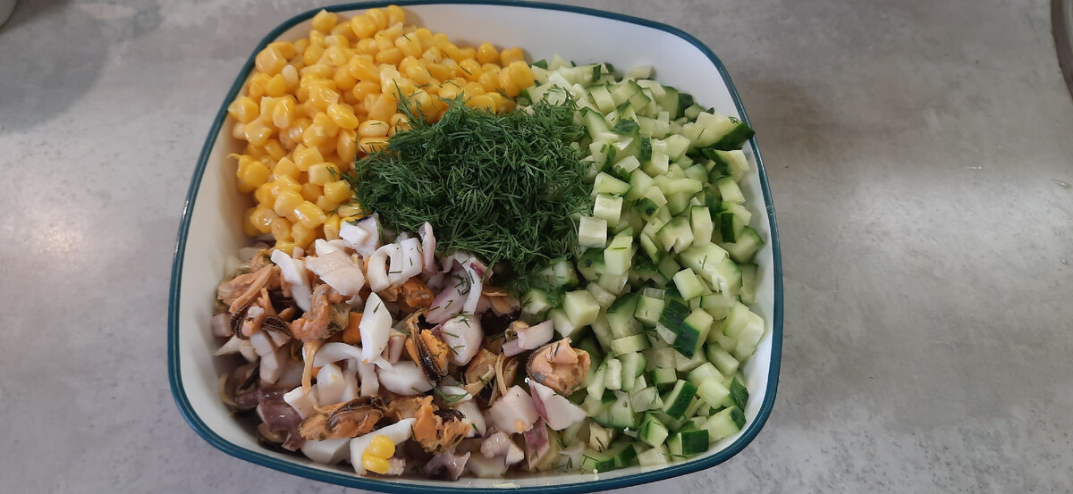 салат с морским коктейлем и кукурузой | Дзен