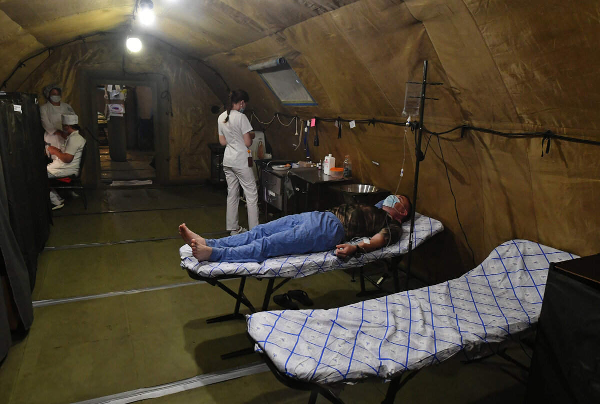     Палатка полевого госпиталя в зоне СВО / РИА Новости