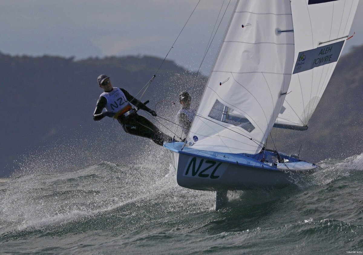 Фото от Павла Саранова. Вот так красиво 470-ка выходит на глиссер! Но Паша оказался в одиночном плавании. Сам открениваешь и сам румпелем рулишь.