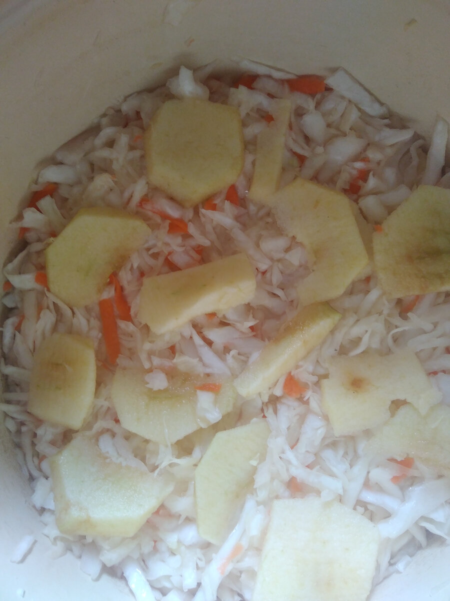 квашенная капуста с яблоками.