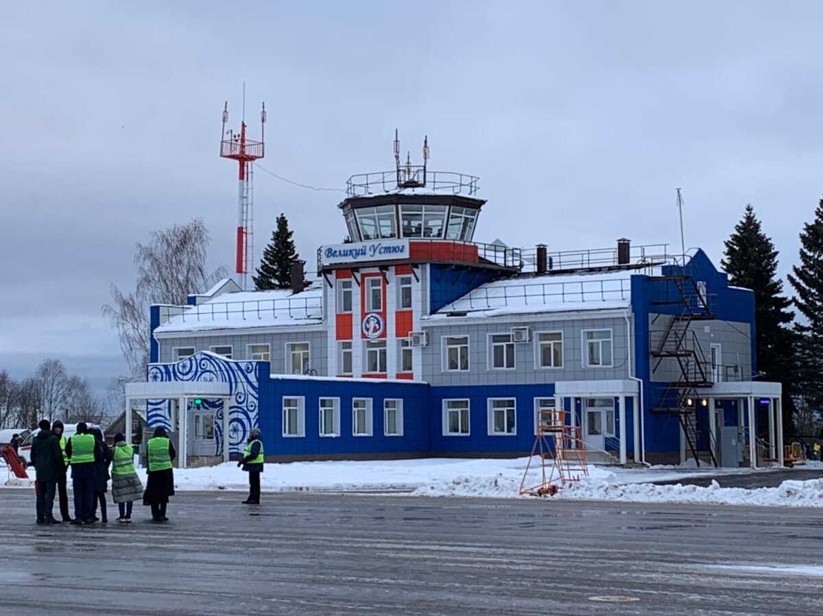 Здание аэропорта старое советское. Новую облицовку сделали. Под ней белый силикатный кирпич.